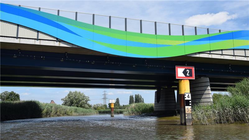 Die Brücke führt auf die Autobahn A26 über die Este. Für die Schifffahrt ist sie ein Hindernis.