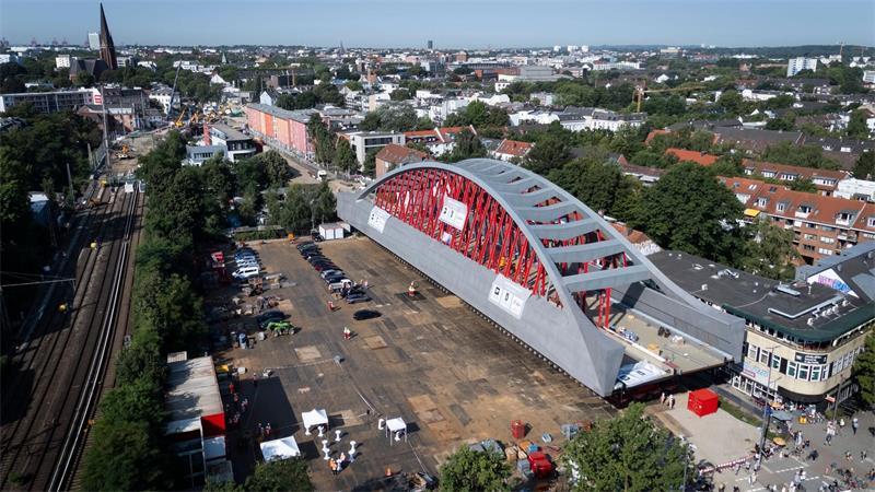 Die Brücke hat ein Gewicht von etwa 3.700 Tonnen.