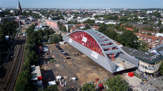 Die Brücke hat ein Gewicht von etwa 3.700 Tonnen.