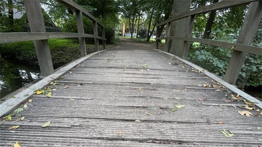 Die Brücke im Stadtpark zum Hallenschwimmbad Aquarella in Buxtehude ist in einem schlechten Zustand.