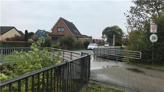 Drochtersen hat ein Brückenproblem: Sanierung kostet richtig Geld Die Brücke in der Asseler Schmiedestraße beschäftigt den Bauausschuss der Gemeinde Drochtersen.