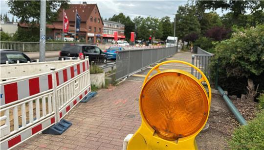 Die Brücke in der Harburger Straße muss erneuert werden. Der Autoverkehr wird schon jetzt einspurig durch die Baustelle geführt. Teilweise muss die Straße auch voll gesperrt werden.
