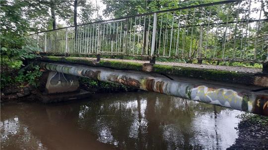 Die Brücke ist „abgängig“ wie es im Behördendeutsch heißt. Der Beton bröckelte lange vor sich hin.