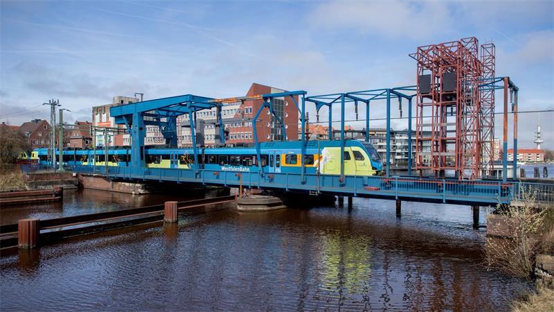 Bahnstrecke zur Küste dicht: Was Urlauber nun wissen sollten Die Brücke ist für den Güterverkehr des Emder Seehafens und für den Tourismus in Ostfriesland von zentraler Bedeutung. (Archivbild)
