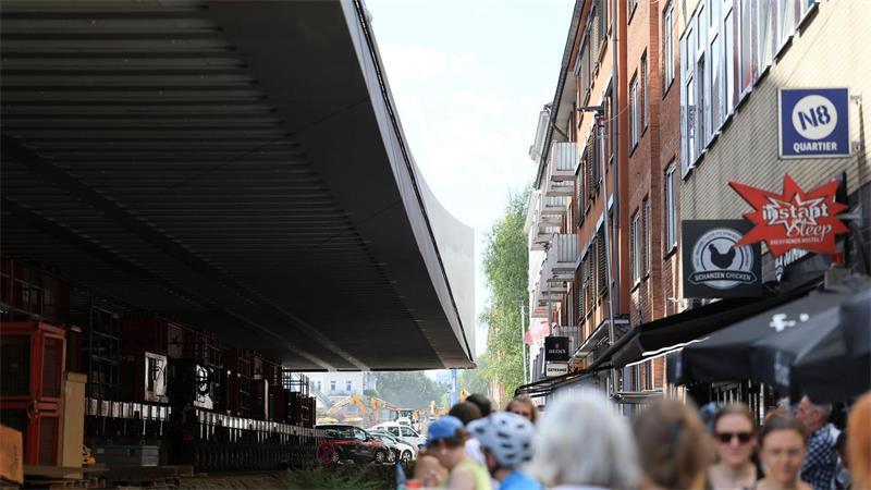 Die Brücke nähert sich den Gebäuden entlang der Max-Brauer-Allee.