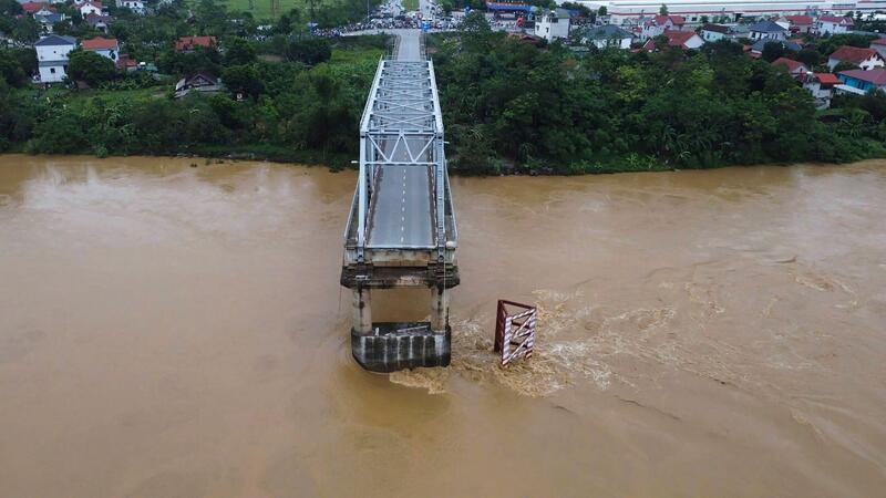 Taifun in Vietnam: Autofahrer stürzen mit Brücke in Fluss Die Brücke stürzte Augenzeugen zufolge ganz plötzlich ein.
