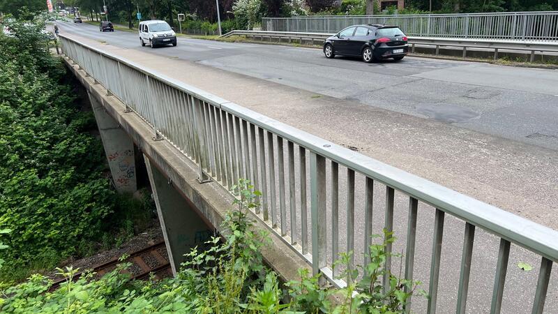 Die Brücke über das EVB-Gleis im Zuge der Harburger Straße muss ersetzt werden. Die Baustelle wird den Verkehr empfindlich stören.