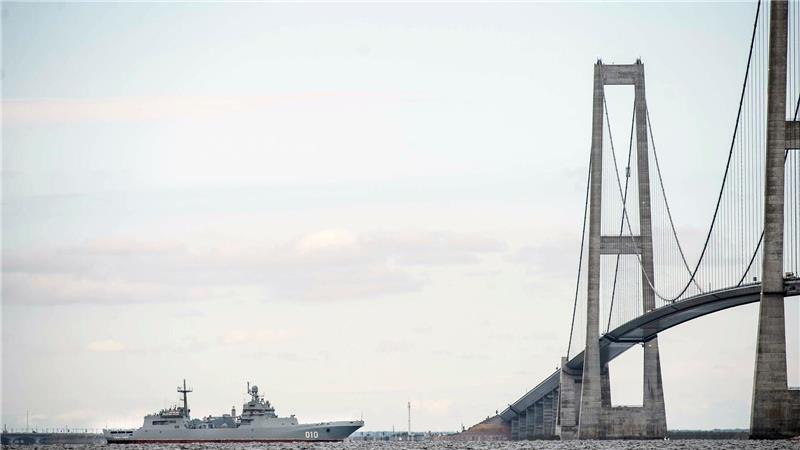 Die Brücke über den Großen Belt - hier ist ein Schiff der russischen Nordflotte unter ihr zu sehen - zählt zu den imposantesten Bauwerken Dänemarks. (Symbolbild)