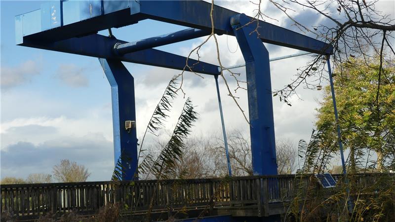 Die Brücke wurde einst vom Landkreis gebaut und später der Gemeinde Drochtersen übergeben.