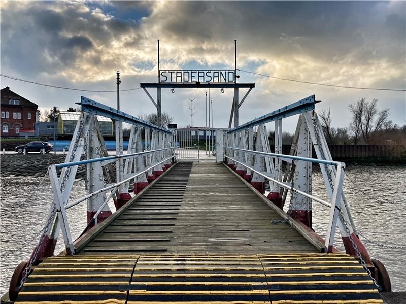 Die Brücke zum Ponton in Stadersand muss nur überarbeitet werden. Der Ponton selbst ist verschlissen. Die Stadt Stade will ihn so schnell wie möglich ersetzen. Foto: Richter