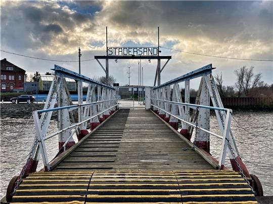 Die Brücke zum Ponton in Stadersand muss nur überarbeitet werden. Der Ponton selbst ist verschlissen. Die Stadt Stade will ihn so schnell wie möglich ersetzen. Foto: Richter