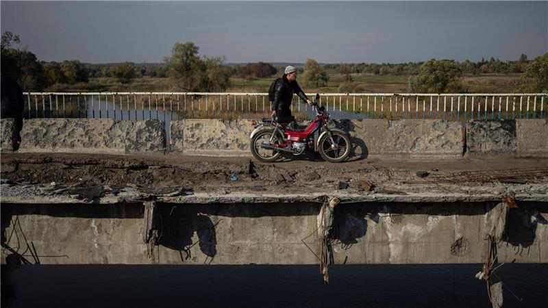 Russische Truppen schleichen durch Tunnel nach Kupjansk Die Brücken über den Fluss Oskil bei Kupjansk sind nach dreieinhalb Jahren Krieg weitgehend zerstört. (Archivbild)