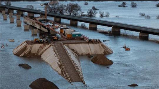 Die Brückenbaustelle der A14-Nordverlängerung bei Wittenberge in Brandenburg steht unter Wasser. Welche Kosten durch das Hochwasser entstehen, ist noch unklar.