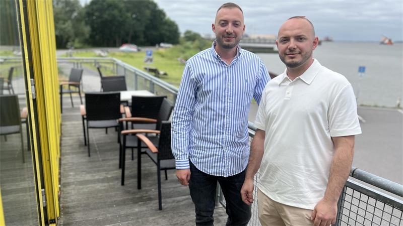 Stadersand: Auftrag für Ponton vergeben – Wann er fertig werden soll Die Brüder Bajram und Ergys (rechts) Palushi aus Stade haben den Elbblick übernommen.