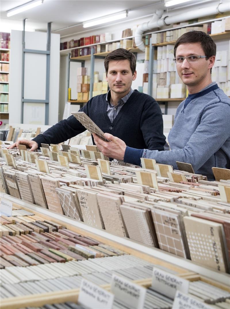 Die Brüder Felix (rechts) und Jan Schittek vom Fliesenhandel Schittek in Hamburg. Der Fliesenhandel der Gebrüder Schittek verkauft alte Fliesen und betreibt ein beeindruckendes Ersatzteillager. Foto Charisius/dpa
