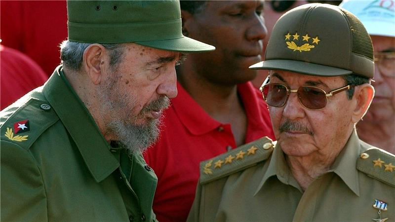 Die Brüder Fidel (l) und Raúl Castro (r) waren die Anführer der kubanischen Revolution. (Archivbild)