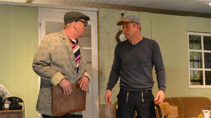Die Brüder Fred (links) und Stefan Raap - hier als Gerichtsvollzieher und Lehrling - führen die Arbeit der Speeldeel fort. Ihre Eltern Erna und Heinz Raap standen 53 Jahre auf der Bühne.