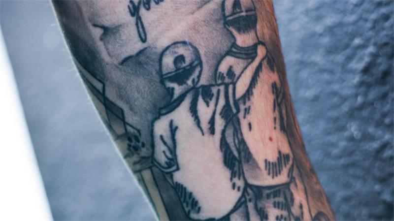 Stadion-Training nach Sperre: Vuskovic als HSV-Lichtblick Die Brüder Mario und Luka Vuskovic als Tattoo verewigt auf dem Unterarm von Luka. (Archivbild)