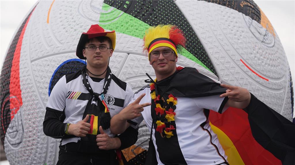 Die Brüder Sebastian Wanzek (r) und Jannek Wanzek stehen vor dem überdimensional...