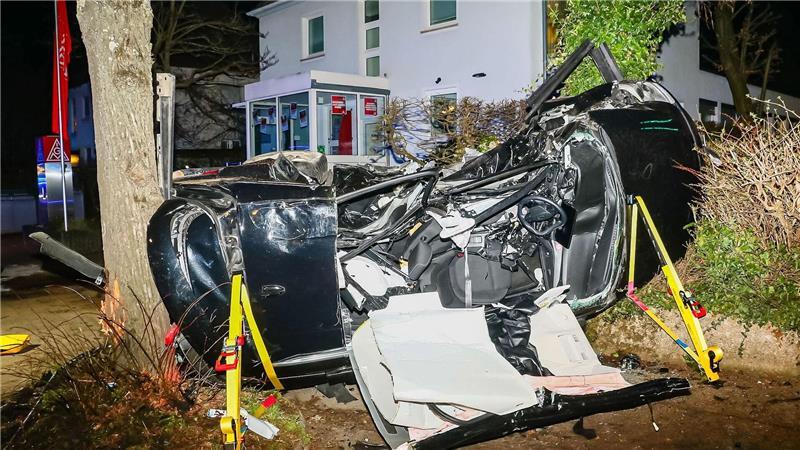 Die Brüder und ihr Cousin hatten in einer Tempo-50-Zone mit PS-starken Limousinen Vollgas gegeben.(Archiv)