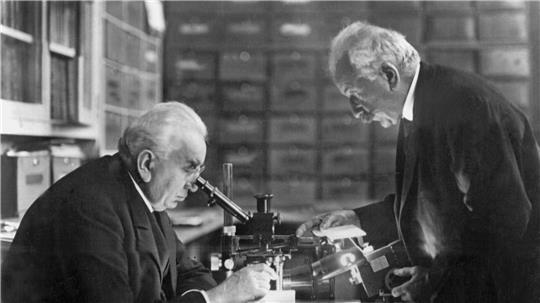 Die Brüder Auguste (rechts) und Louis Lumière gelten als Erfinder des Kinos. (Archivbild)