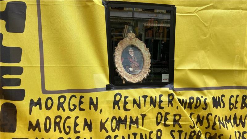 Streit um Buchpreis – Neue Fassade mit Zitaten von Weimer Die Buchhandlung widmet ein Schaufenster dem Minister.