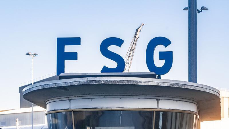 Die Buchstaben „FSG“ sind auf dem Pförtnerhaus der Flensburger Schiffbau-Gesellschaft (FSG) angebracht.