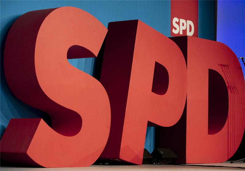 Die Buchstaben „SPD" stehen auf einer Bühne. Foto: Christoph Soeder/dpa