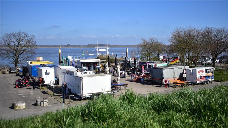 Die Buden am Lühe-Anleger haben seit zwei Wochen geöffnet. Besonders an Sonntagen boomt der Kultort im Alten Land.