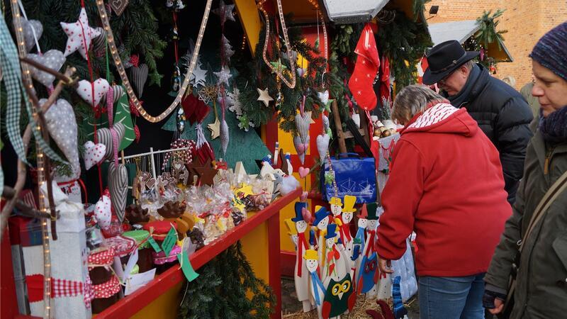 Die Buden auf dem Weihnachtsmarkt in Horneburg sind jedes Jahr liebevoll dekoriert.