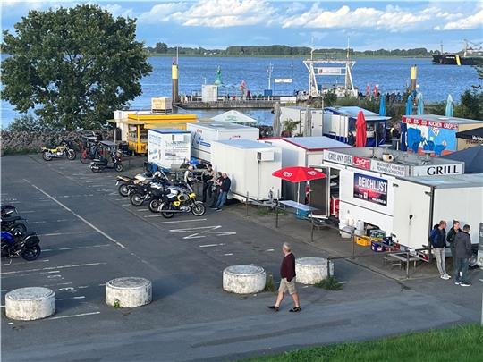 Die Budenbetreiber wollen die Motorradfahrer am Lühe-Anleger in Grünendeuch halten. Foto: Vasel