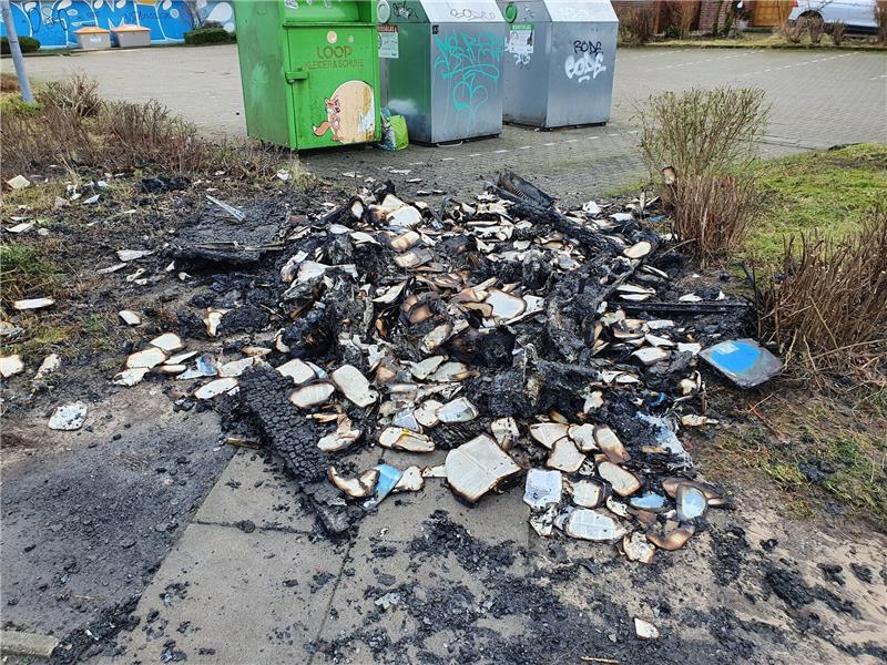 Feuerteufel in Stade unterwegs: Auto und Bücher-Tauschbörse brennen Die Bücher-Telefonzelle nahe dem Solemio in Stade ist niedergebrannt. Foto: Polizei