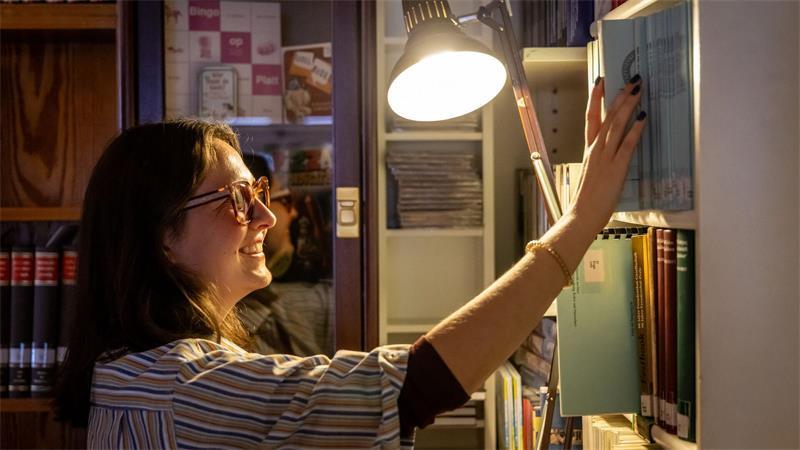 Nele Otten leitet weltgrößte Bibliothek für Plattdeutsch Die Bücher dürfen nur vor Ort angeschaut werden. Eine Ausleihe ist nicht möglich.