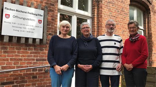 Die Bücherei des Fleckens Freiburg verleiht im ehemaligen Amtsrichterhaus rund 4000 Medien, davon etwa 75 Prozent Bücher. Zum Team gehören Carla Prinz, Anke Hoffmann (von links) sowie Rosemarie Fischer (rechts), unterstützt von Bernd Bolik, Vorsitzender des Fördervereins Bücherei Freiburg/Elbe.