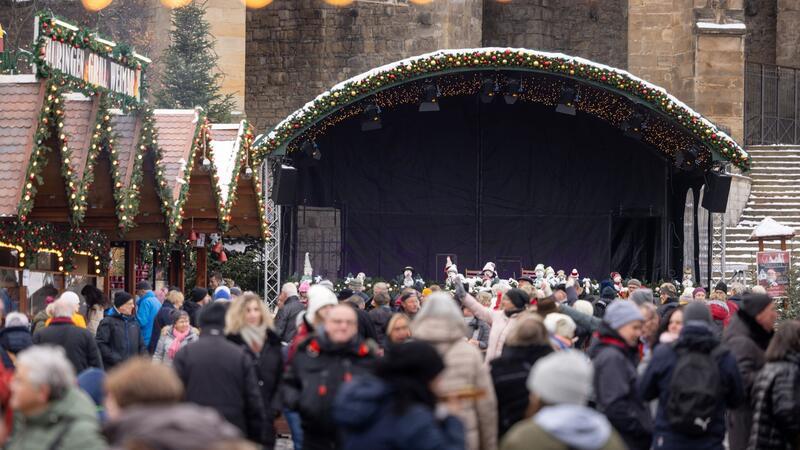 Die Bühne auf dem Erfurter Weihnachtsmarkt ist am „Tag der Stille“ leer.