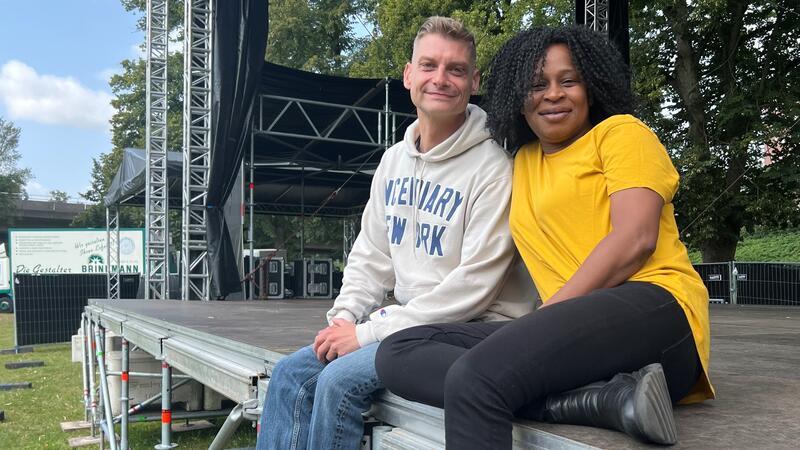 Mamf und Thees Uhlmann: Stade im Zeichen der Live-Musik Die Bühne fürs Mamf steht, die Organisatoren Tshienda Balenga von Stade Marketing und Produktionsleiter Arne Teichmann sitzen drauf. Sonnabend und Sonntag spielt hier gleich zweimal die Musik.