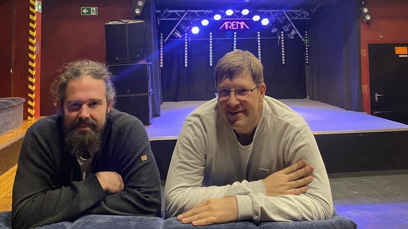 Die Bühne im Freizeithaus ist derzeit konzertfreie Zone. Deshalb halten Eventmanager Nick Reinartz und Stadtjugendpfleger Gabriel Braun die junge Musikszene jetzt an anderer Stelle am Laufen.