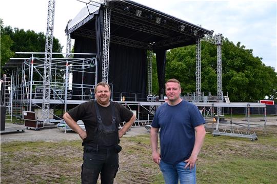 Die Bühne steht: Jan-Hendrik Seebeck von Novasound (links) und Veranstalter Tim Sieb arbeiten seit Donnerstag rund um die Uhr fürs Elbstrandfestival, das am Sonnabend um 14 Uhr beginnt. Foto: Helfferich