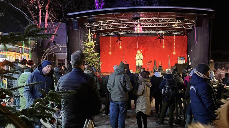 Lichterglanz, Weihnachtsstube und Kamel: Das bietet der Christkindmarkt Die Bühne zieht in diesem Jahr zum Schul- und Heimatmuseum um.