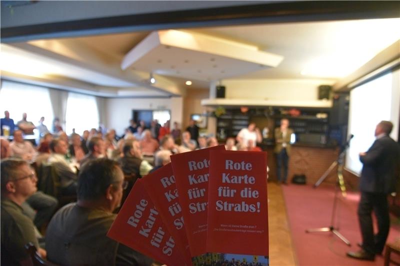 Die Bürger zeigen der Strabs die rote Karte. Sie setzen sich für eine Abschaffung der Satzung ein und erwägen zum Beispiel eine Steuererhöhung. Archivfoto: Beneke