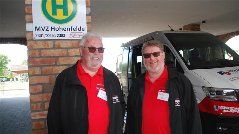 Die Bürgerbus-Haltestelle wird schon länger genutzt: Holger Mulsow (links) und Peter Koetzing präsentieren das Angebot.