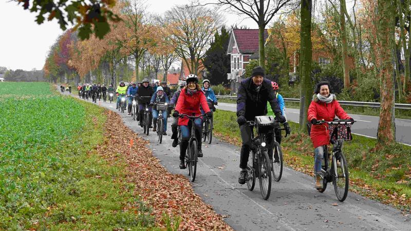 An Raserstrecke: Endlich sicher von Dorf zu Dorf radeln Die Bürgermeister Jörk Philippsen, Susanne de Bruijn, Knut Willenbockel und Ute Kück radeln mit Bürgern und Politikern den neuen Radweg zwischen Horneburg und Issendorf ab.