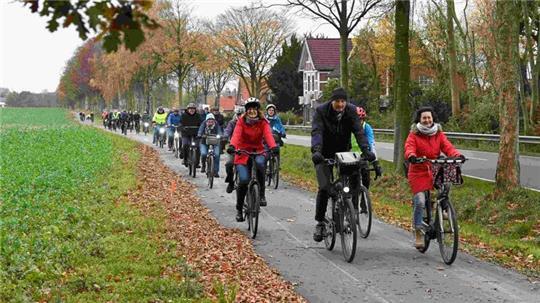 Die Bürgermeister Jörk Philippsen, Susanne de Bruijn, Knut Willenbockel und Ute Kück radeln mit Bürgern und Politikern den neuen Radweg zwischen Horneburg und Issendorf ab.