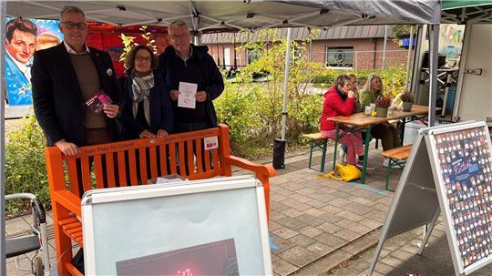 Die Bürgermeister Knut Willenbockel und Matthias Riel (rechts) beim Besuch des Standes der Gleichstellungsbeauftragten Daniela Subei auf dem Herbstmarkt in Horneburg.