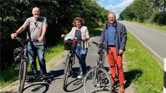 Die Bürgermeister Matthias Hartlef (Samtgemeinde), Sandra Lemmermann (Kutenholz) und Hans-Ulrich Schumacher (Fredenbeck) haben den Radweg in der Alten Schmiedestraße eingeweiht (von rechts).