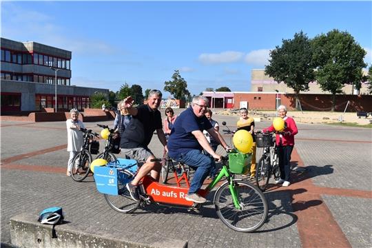 Die Bürgermeister Matthias Herwede (Horneburg) und Matthias Riel (Jork) mit dem Stadtradel-Tandem und den Landfrauen Altes Land. Foto: Vasel