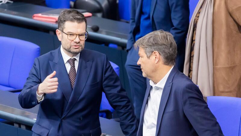 Habeck will mit Praxischecks Bürokratie abbauen Die Bürokratie soll abgebaut werden: Marco Buschmann macht Druck bei Robert Habeck.