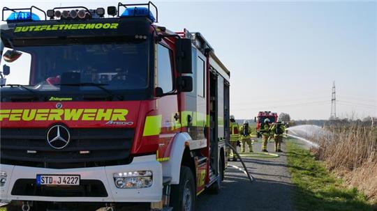 Die Bützflether Feuerwehr löschte einen Flächenbrand.