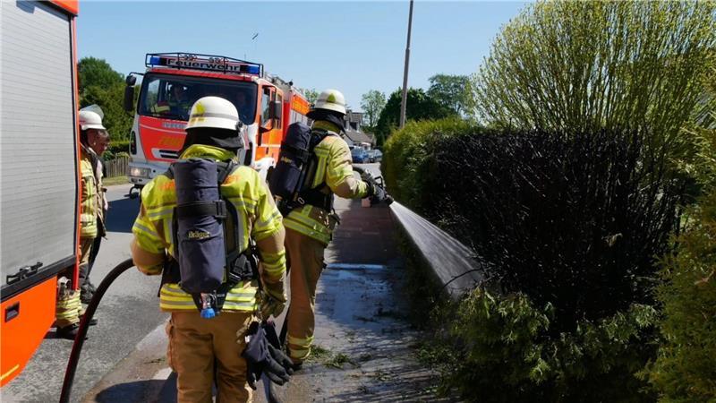 Unkrautbrenner lösen Heckenbrände in Stade und im Alten Land aus Die Bützflether Feuerwehr löschte einen Heckenbrand und hat mahnende Worte.