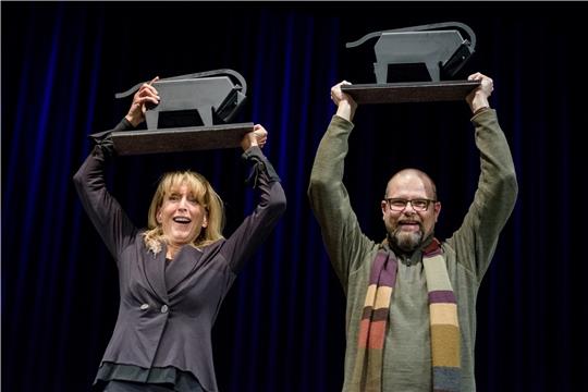 Die Bullen-Gewinner Wendelin van Draanen und Alan Gratz stemmen voller Begeisterung den gewichtigen Bullenpreis. Foto: Jan Iso Jürgens